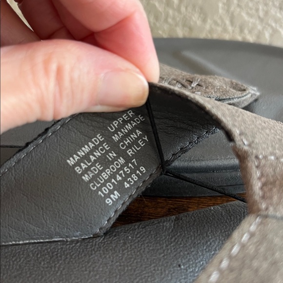 Club Room Riley gray flip flops - Picture 4 of 6